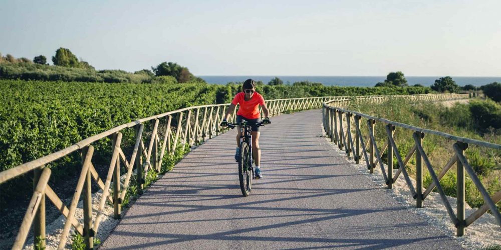 MENFI in Sicilia<br> sulla spiaggia bandiera blu e in bicicletta lungo la strada del vino.