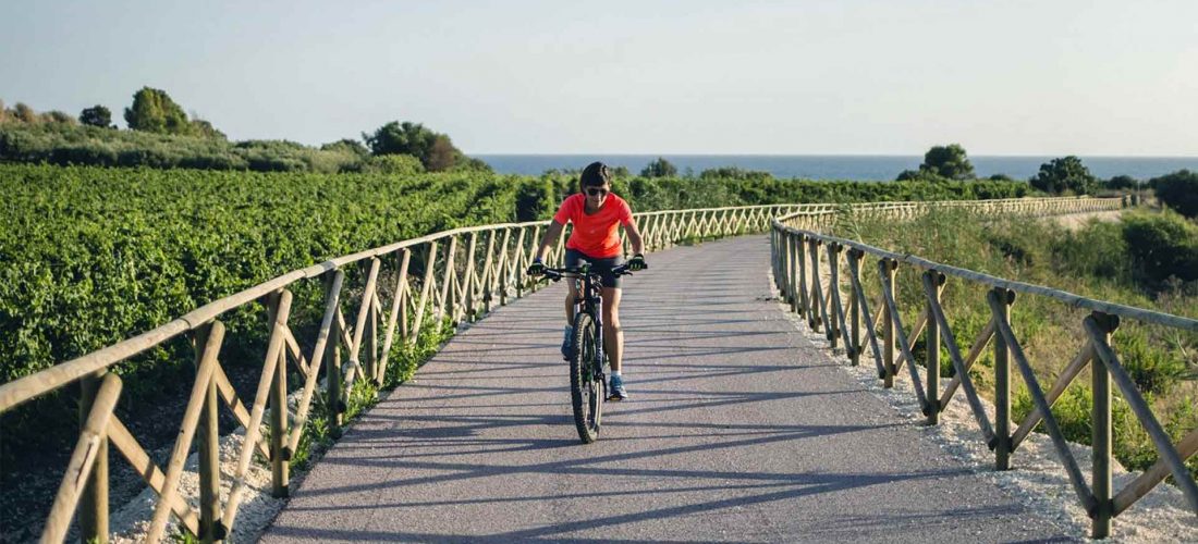 MENFI in Sicilia<br></noscript> sulla spiaggia bandiera blu e in bicicletta lungo la strada del vino.